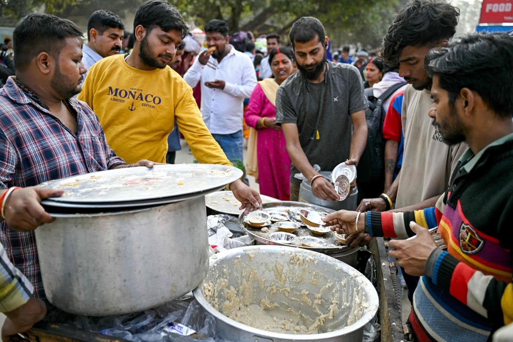 Volunteers distribute food during the Maha Kumbh Mela festival in Prayagraj, India, on February 1. Photo: AFP