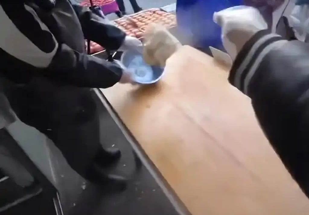 Influencer Jump Shot Brother skilfully tosses a pancake into a bowl at his stall. Photo: Baidu