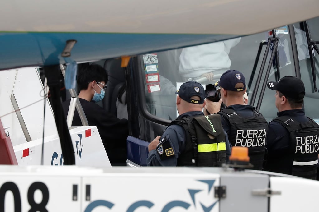 Costa Rican security forces guard the arrival of migrants deported from the US. Photo: EPA-EFE