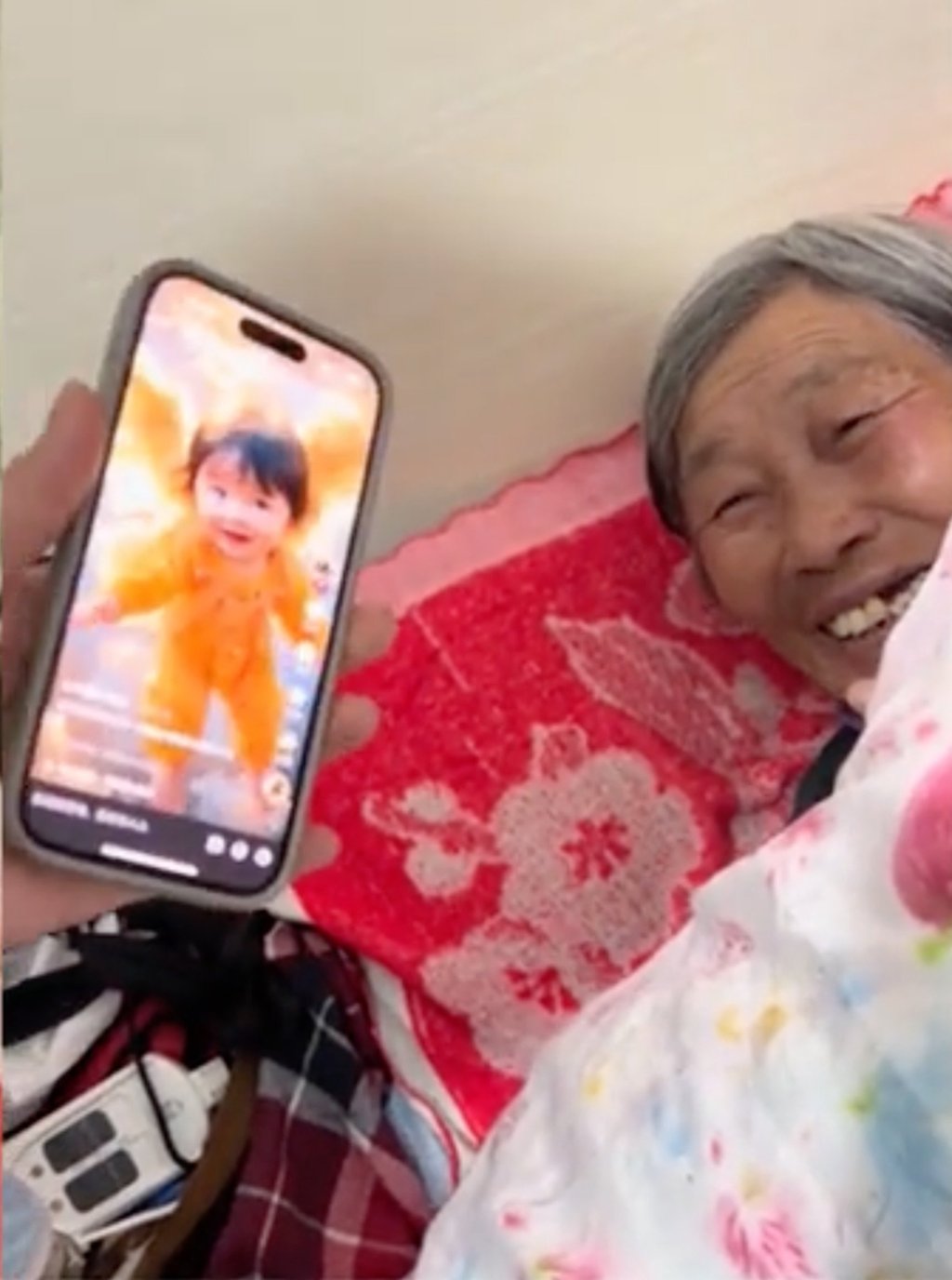 During the Lunar New Year, family members returned home to see their grandmothers happily enjoying the sight of chubby toddlers in festive outfits, affectionately referred to as “AI grandsons”. Photo: Sohu