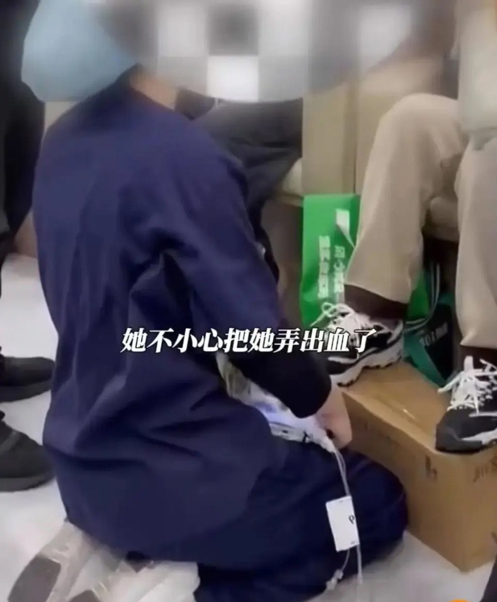 The incident attracted significant backing from online users who felt that her kneeling symbolises the disappointment prevalent among those in the medical profession. Photo: QQ.com