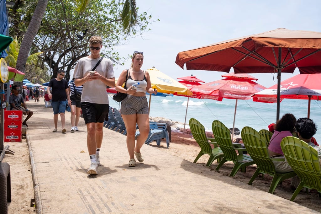 Tourists wander at Kuta Beach in Bali, Indonesia, on February 3. Bali welcomed 6.3 million foreign tourists last year. Photo: EPA-EFE