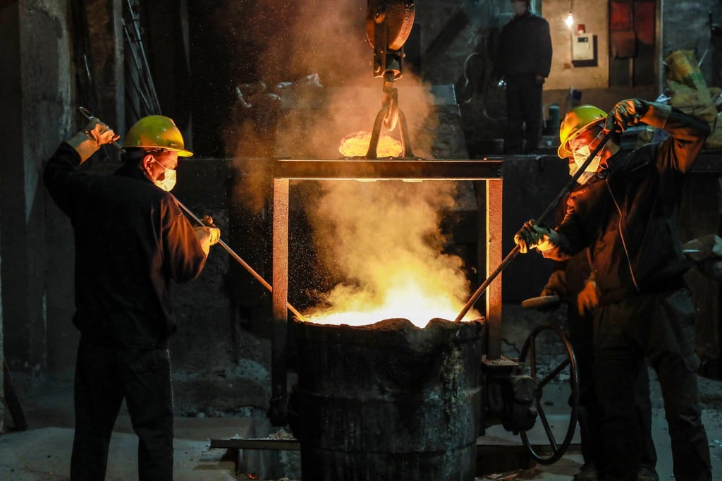 Steel workers in the Zhejiang provincial capital of Hangzhou in eastern China on January 11, 2022. Photo: AFP.