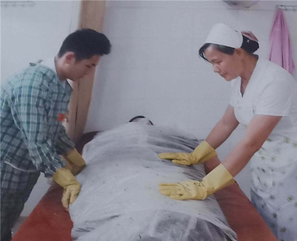 The sleep therapy sees participants wrapped up in a concoction of heated, mixed herbs. Photo: Sohu