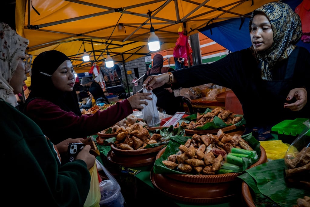 People buy food from street vendors for iftar (fast-breaking) meals at the Ramadan bazaar in conjunction with the celebration of the holy month of Ramadan in Kuala Lumpur, Malaysia in March 2024. Photo: Getty Images