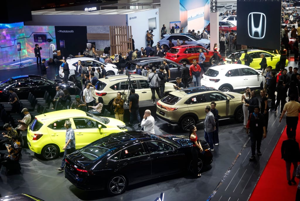 Visitors look at cars during the Indonesian International Motor Show in Jakarta on February 13. Photo: EPA-EFE