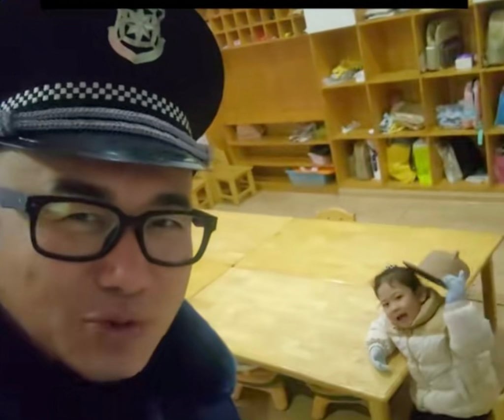 Children at the kindergarten love Liu, and many of them regularly give him snacks. Photo: Douyin