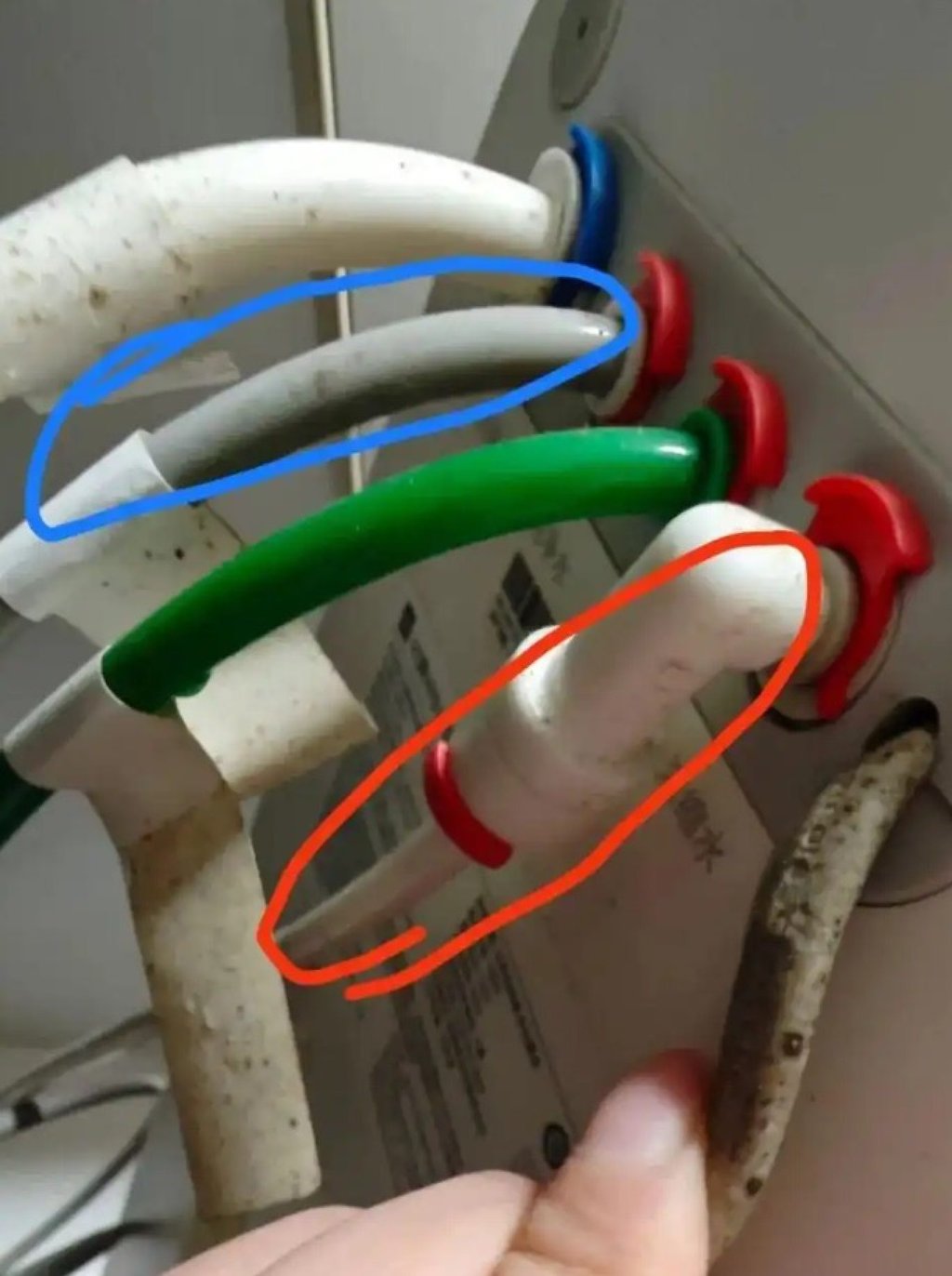 The plumber who installed the water purifier mixed up the pipes on the device. Photo: Baidu
