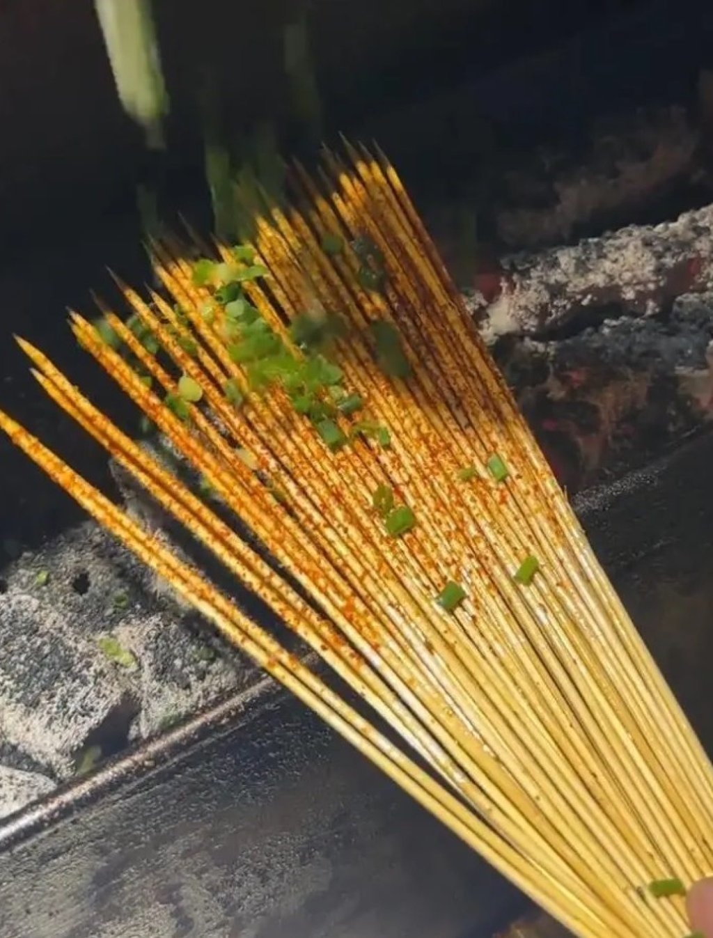 Some reviewers described the idea as “wild” and “dull”, proposing alternatives such as enjoying instant noodle seasoning at home to cut costs. Photo: Douyin