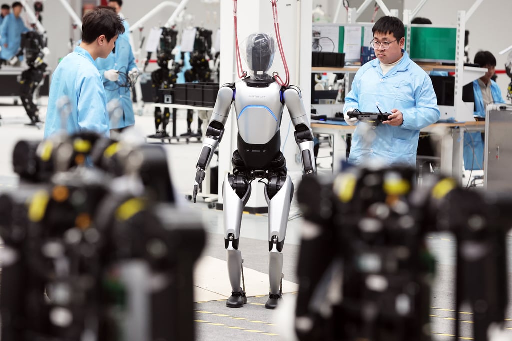 Engineers train humanoid robots at the first mass production robot factory of Shanghai Zhiyuan New Technology on February 18. Photo: AFP