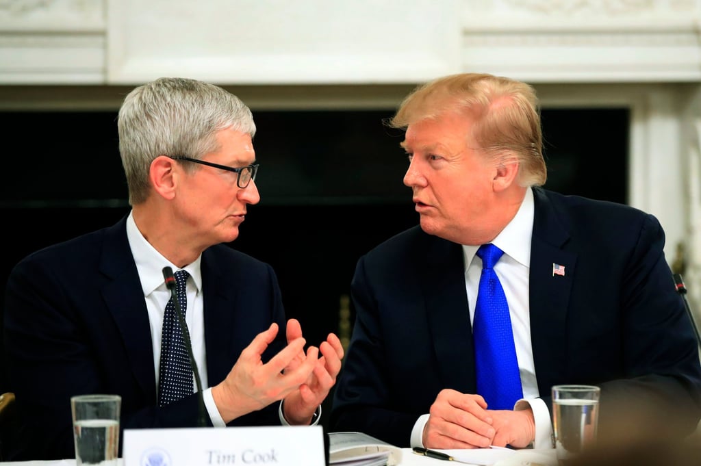 US President Donald Trump (right) meets Apple CEO Tim Cook at the White House in 2019. Photo: AP Photo