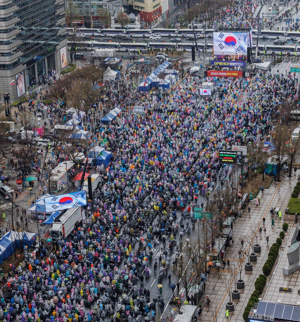 Supporters of former President Yoon Suk-yeol hold a rally in Seoul on Saturday. Photo: EPA-EFE/Yonhap
