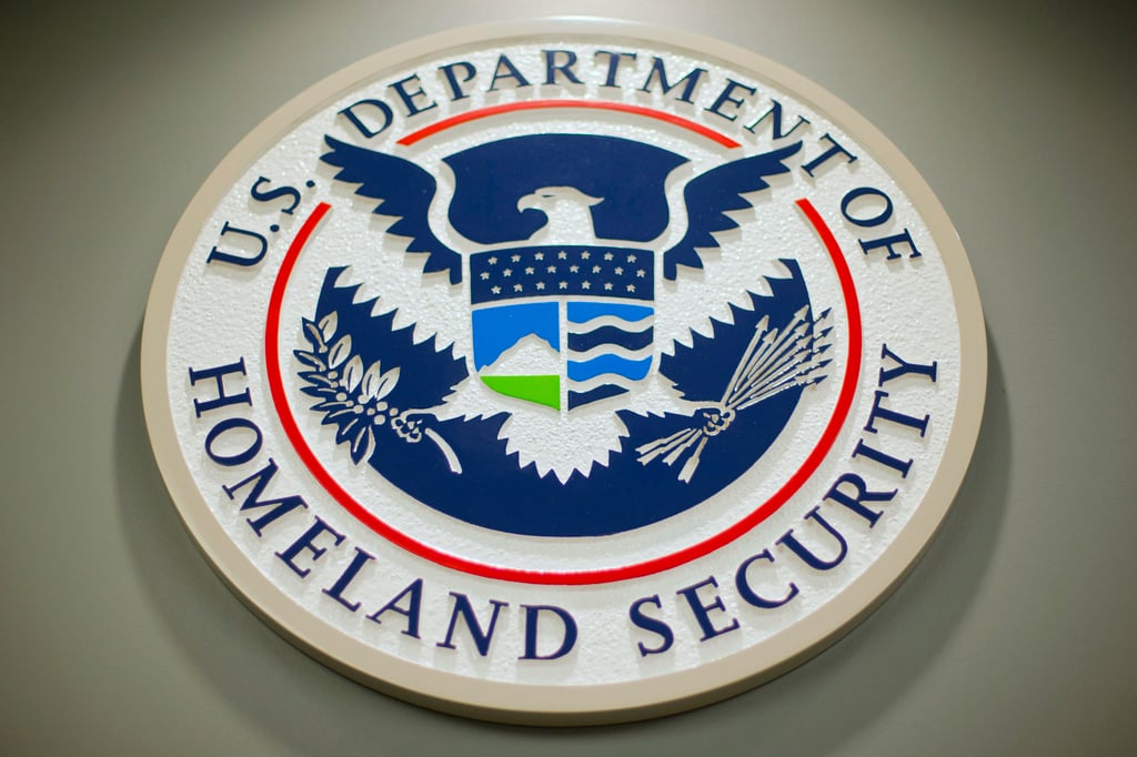 Ukrainians in the US received erroneous emails from the Department of Homeland Security revoking their humanitarian status, causing panic. Photo: AP