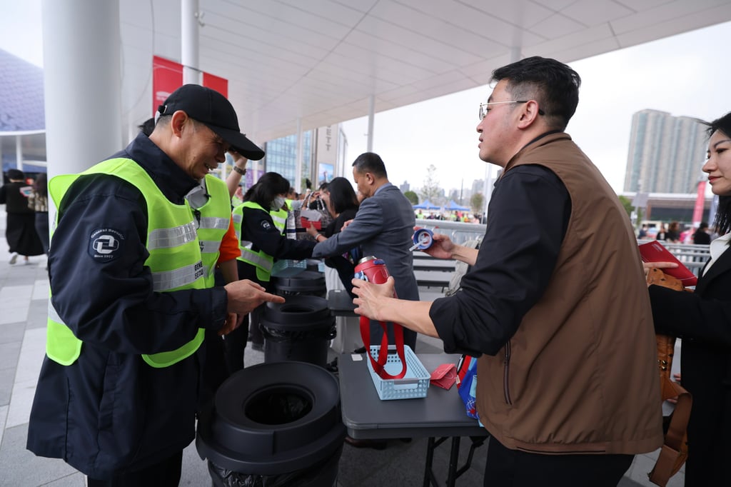 Many people had to store their bottles on unstaffed racks placed outside the venue during earlier events and trial runs. Photo: Nora Tam