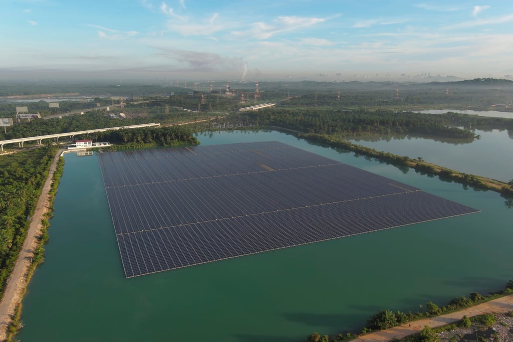 An array of floating solar panels in Selangor, Malaysia. Photo: AP