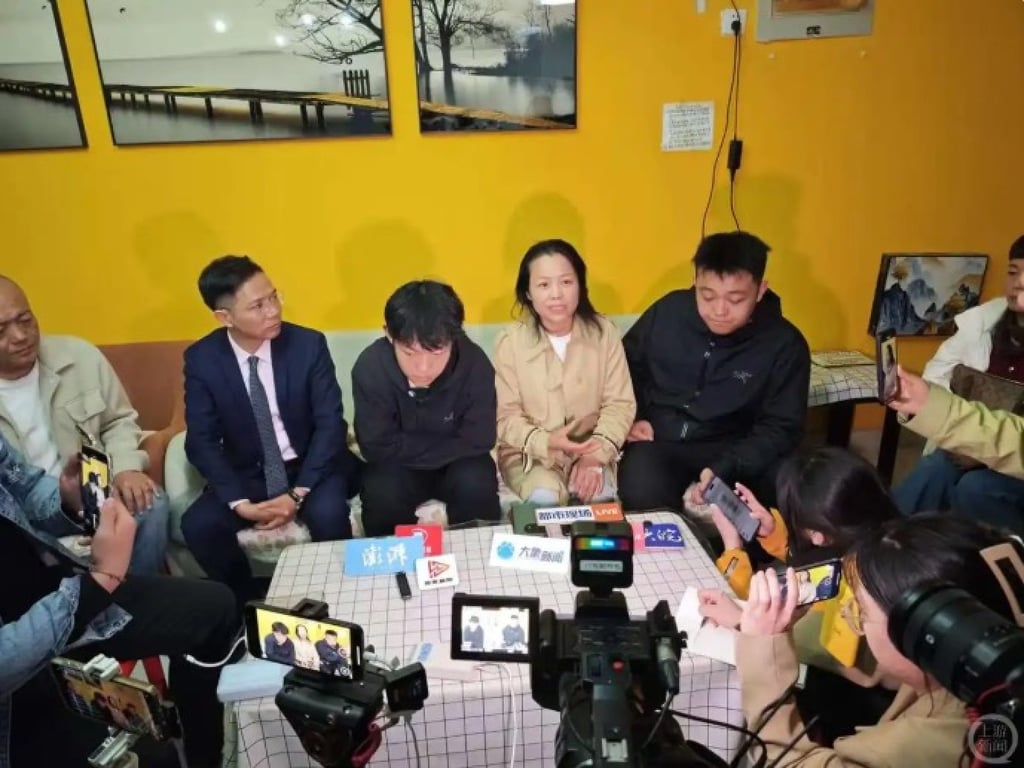 The mother and her long-lost son, middle, faced the media after the court hearing. Photo: Baidu