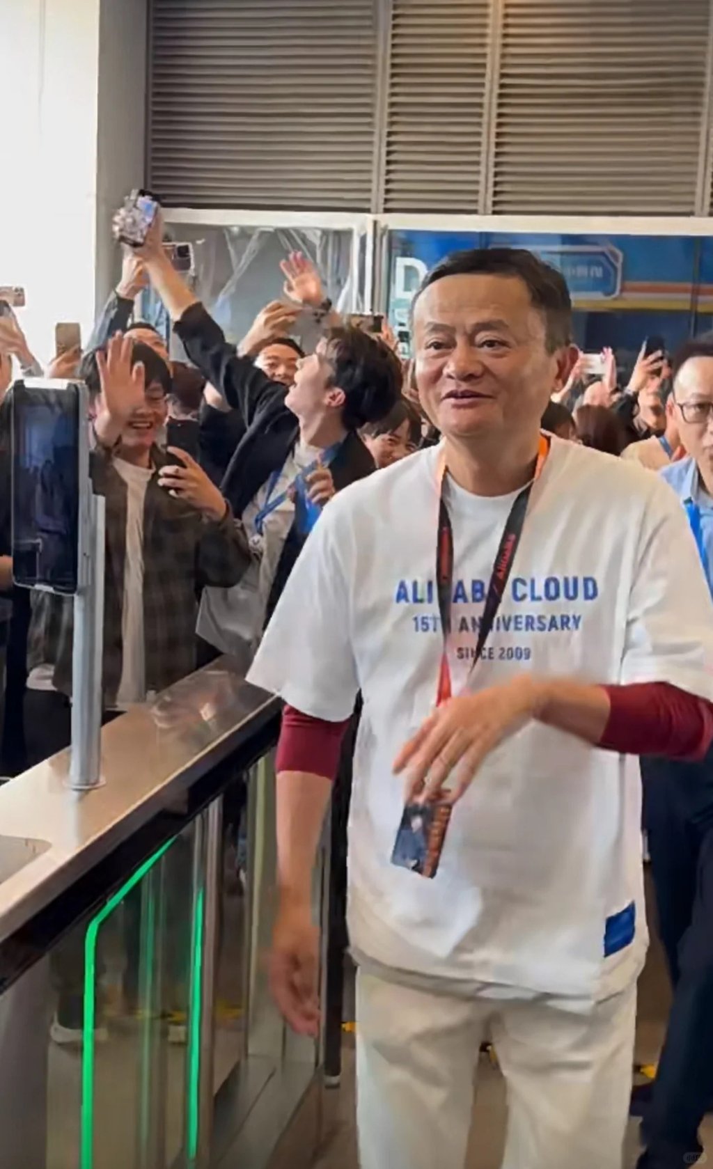 Enthusiastic employees greeted Jack Ma when he showed up at Alibaba Cloud’s campus in Hangzhou on April 10, 2025. Photo: Handout