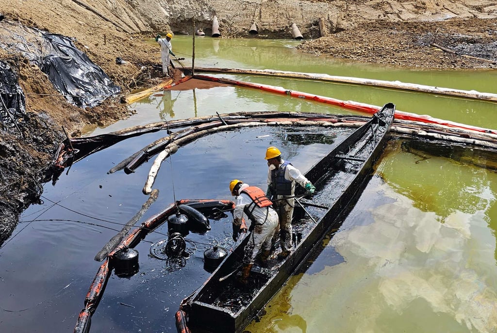An oil spill in the Caple River, Ecuador, occurred in March after a damaged pipeline polluted several rivers and left hundreds of thousands of people without drinking water. Photo: AFP