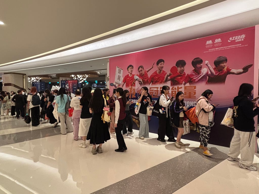 Chinese table tennis fans queue for national team merchandise in Macau. Photo: Lars Hamer