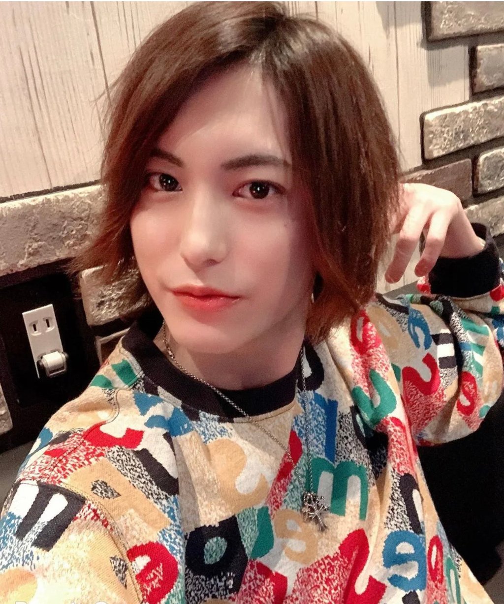 Ikoma said that being a kept man is challenging, as he diligently prepares himself before meeting clients, which involves applying make-up, styling his hair, and choosing suitable clothing. Photo: Weixin