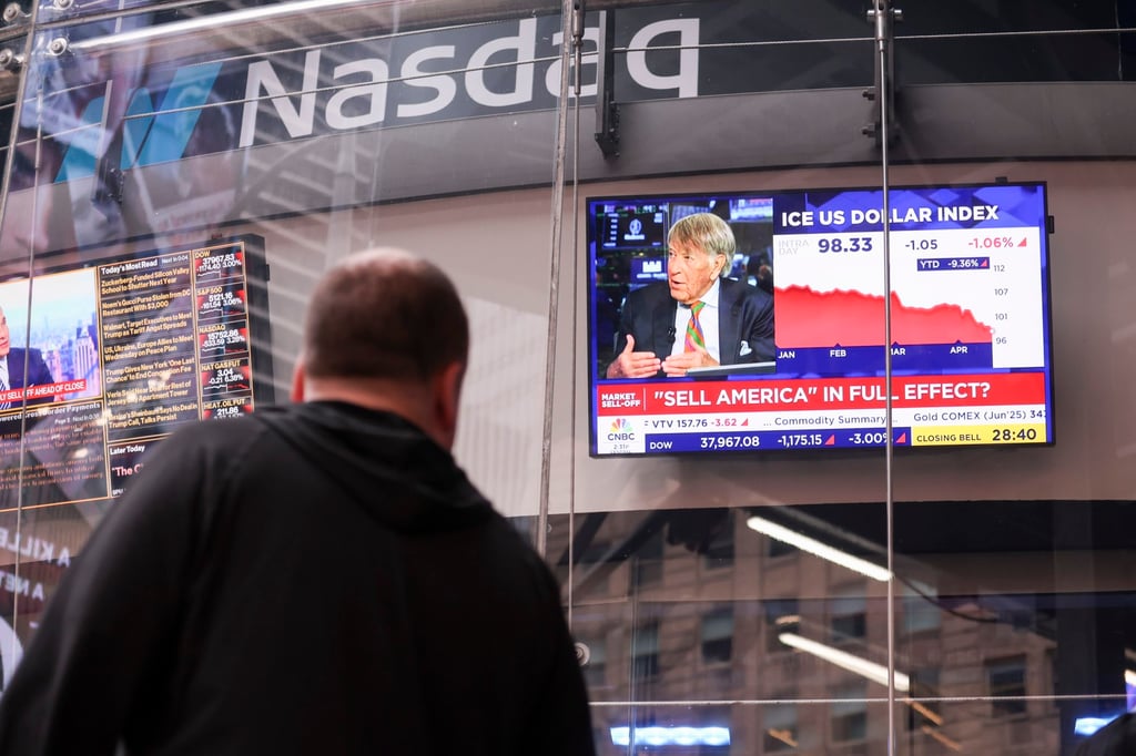 Television news reports show the US stock markets falling again in the Nasdaq studio in New York City on April 21, 2025. Photo: EPA-EFE