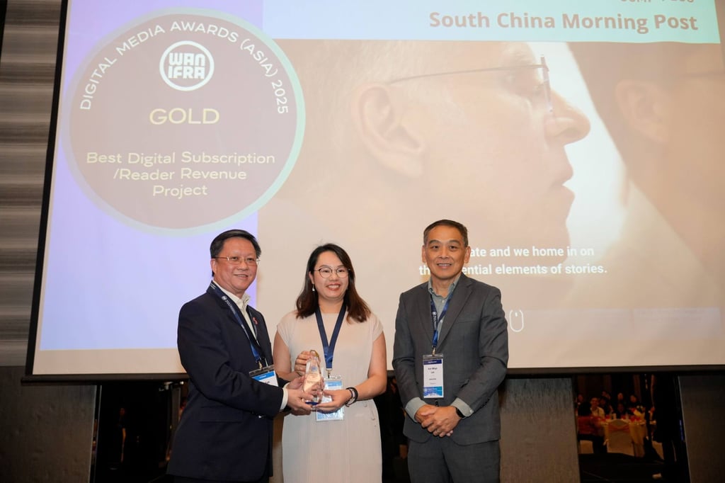 SCMP’s Elizabeth Cheung (centre) accepts the gold award in Kuala Lumpur, Malaysia from Chan Seng Fatt (left), CEO of Star Media Group, and Lee Kah Whye, Wan-IFRA director for Asia (right). Photo: Wan-IFRA