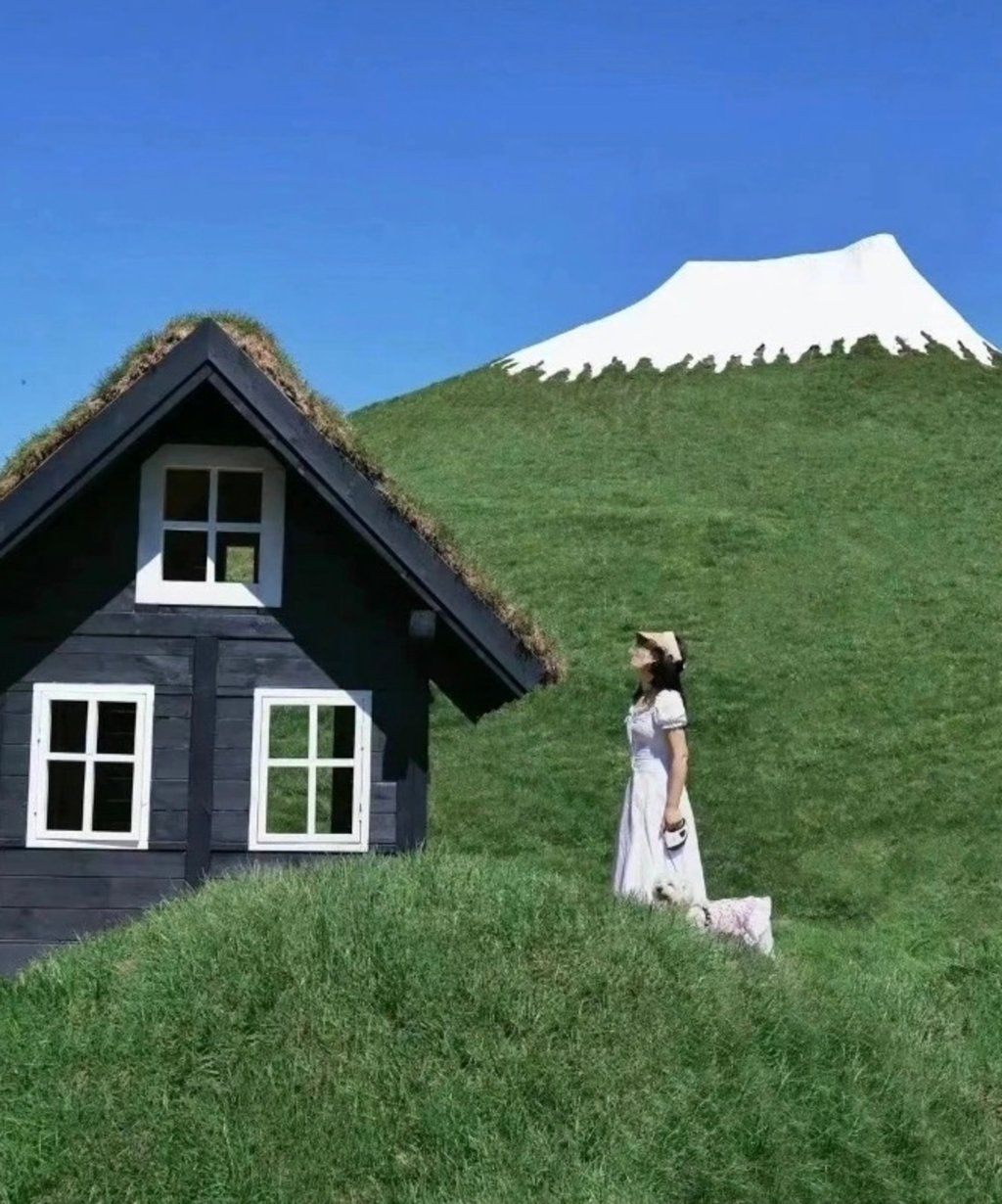 This attraction was designed to create a fairy-tale atmosphere, showcasing a mountain, a sparkling lake, vibrant green grass, a white horse, and a quaint wooden cottage, to provide urban visitors a peaceful escape from city life. Photo: QQ.com