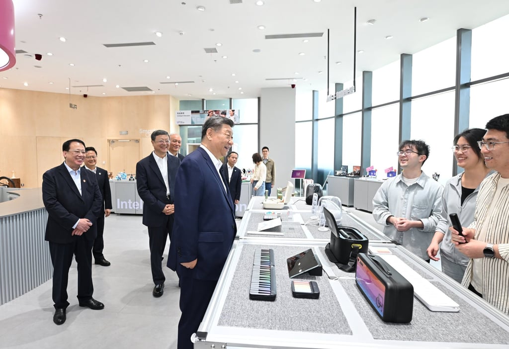 Xi visits an AI product experience store. Photo: Xinhua