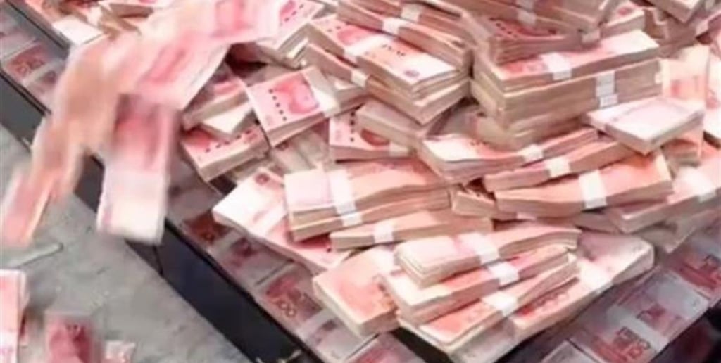The entrepreneur’s cash handout even stretched to staff members such as cooks and cleaners. Photo: Weibo