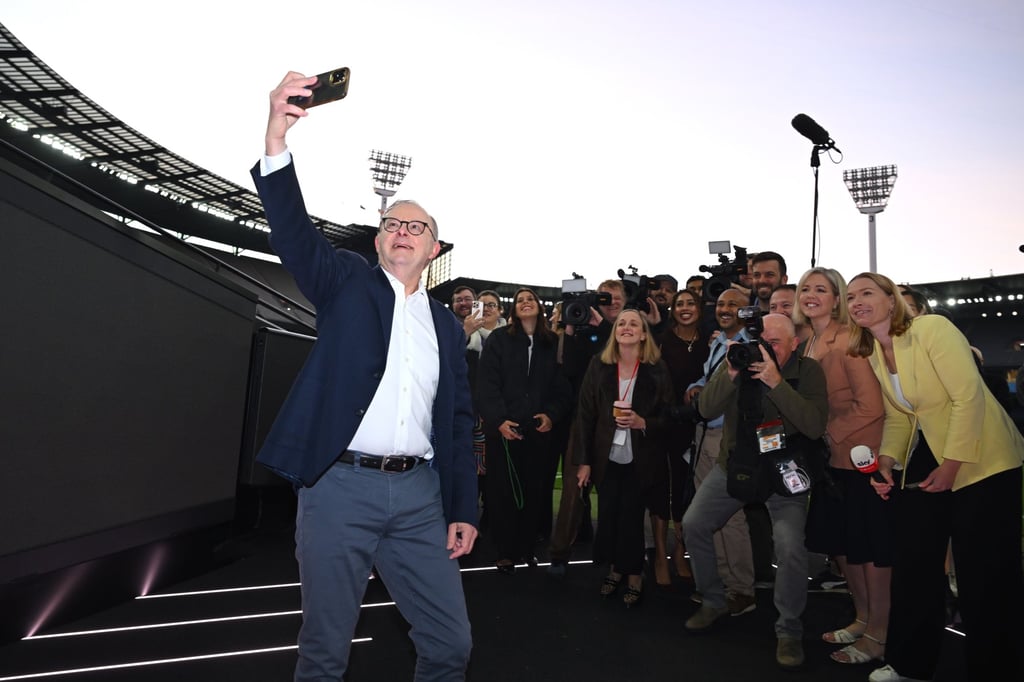 Australian Prime Minister Anthony Albanese poses for a selfie with journalists in Melbourne, Australia, on Saturday. Photo: EPA-EFE