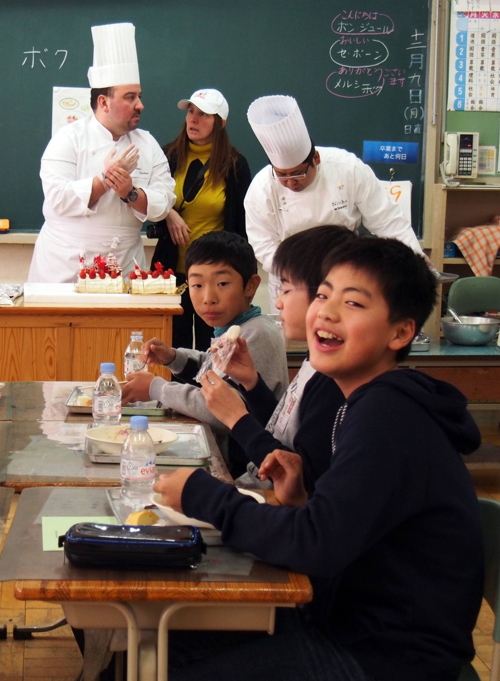 Japanese students eating French cuisine and cakes cooked by French chef Christoph Paucod (back L) and members of his team for their lunch at a junior school in Koriyama in 2013. Photo: AFP