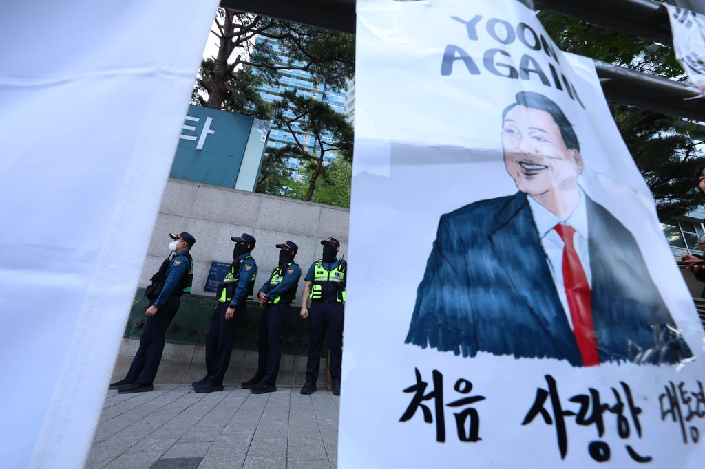 A raid by the prosecution of the Seoul residence of former president Yoon Suk-yeol, who is suspected of being linked to controversial shaman Jeon Seong-bae. Photo: EPA-EFE