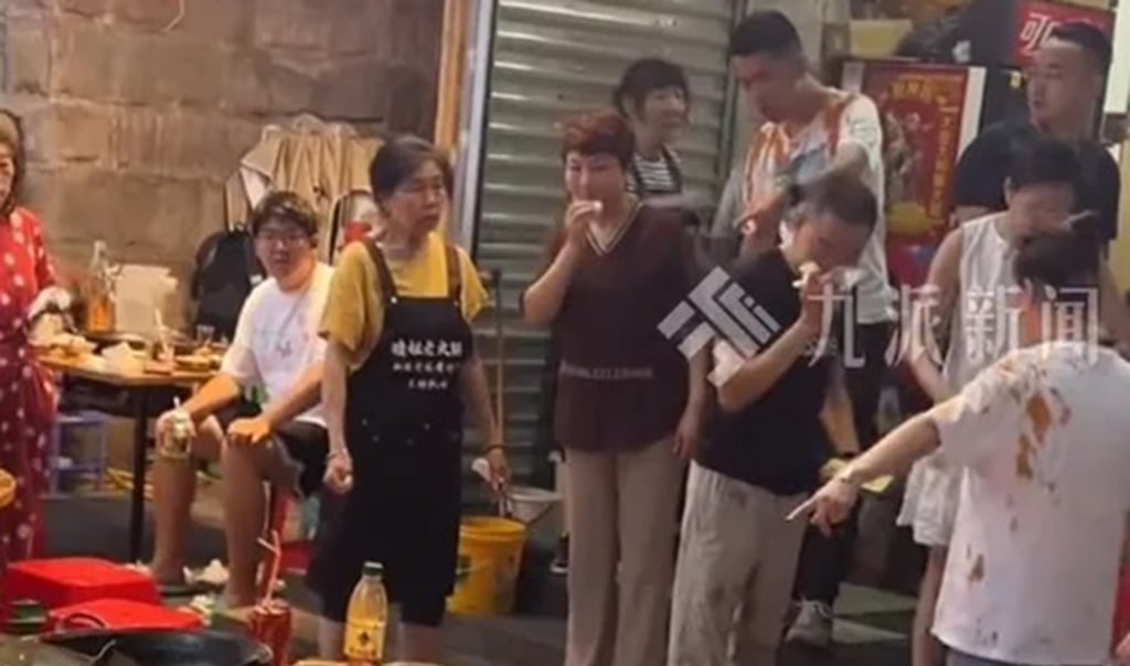 Shocked diners at the hotpot restaurant were splashed with boiling oil and suffered damage to their belongings as a result of the feline’s fatal fall. Photo: QQ.com