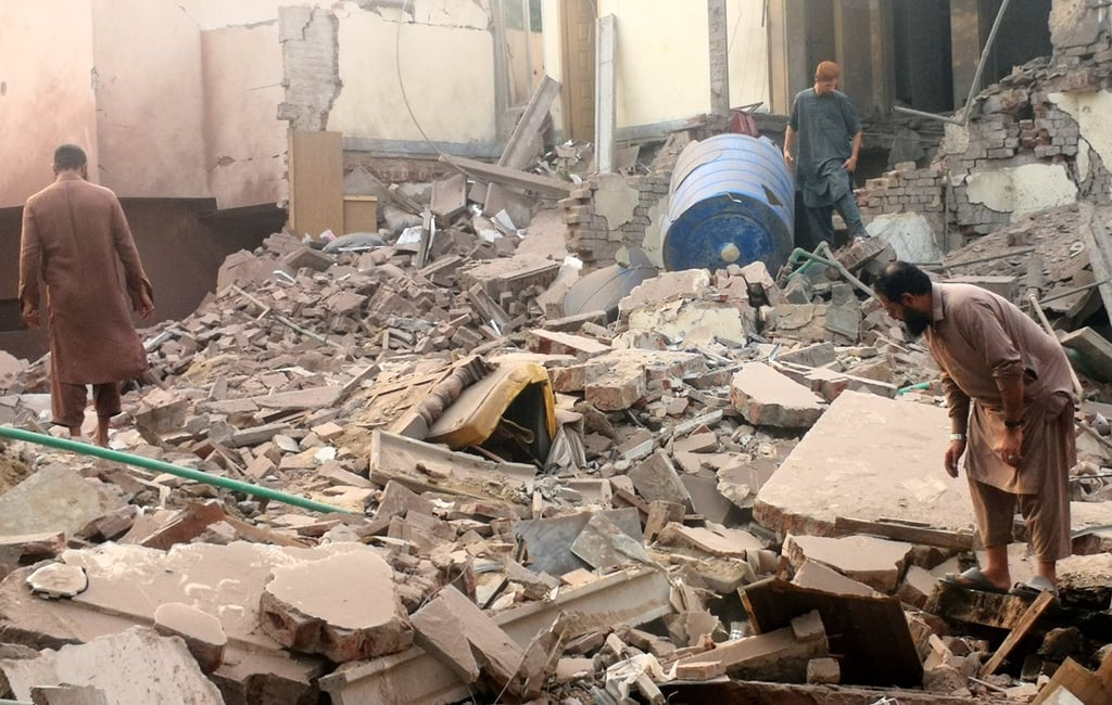 Residents inspect the rubble of a building destroyed by an Indian missile strike in Muridke, a town near Lahore, Pakistan, on Wednesday. Photo: Xinhua