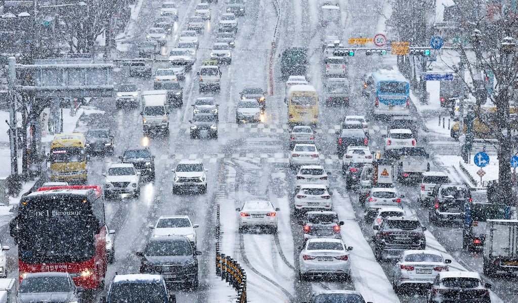 Vehicles drive in the snow in Suwon. A man killed his wife in the South Korean city by striking her with a blunt object in their home. Photo: Yonhap