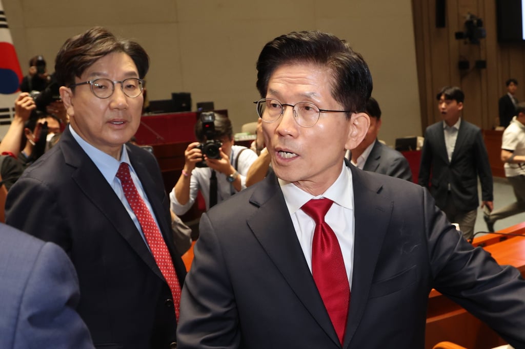 Kim Moon-soo (right) denounced the PPP’s decision as an denounced as an “overnight political coup”. Photo: EPA-EFE