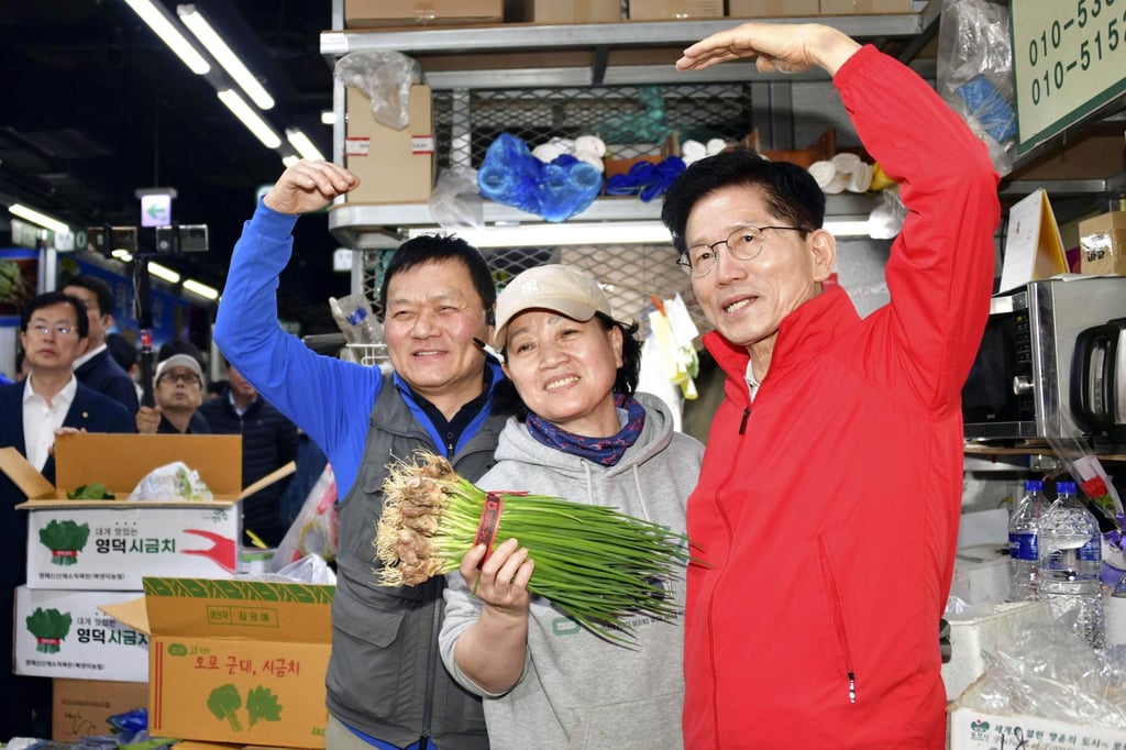 Kim Moon-soo (right), the presidential candidate for the People Power Party, visits a market in Seoul while campaigning on Monday. Photo: Kyodo