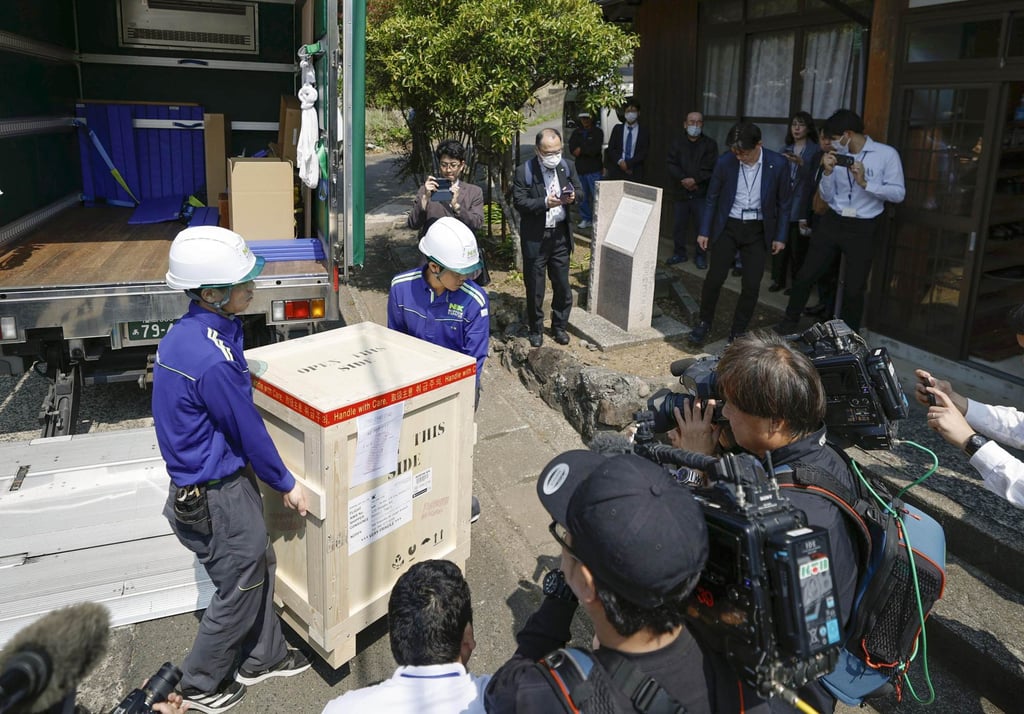 A box containing the statue of the Avalokitesvara Bodhisattva is carried into Kannon Temple on Tsushima Island in Nagasaki Prefecture, southwestern Japan, on Monday. Photo: Kyodo