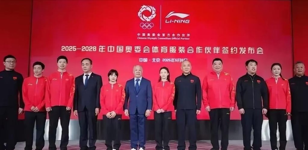 In another photo at the same event, Quan Hongchan, fifth from left, while Chen Yuxi, sixth from right, also put Quan not at the centre. Photo: Baidu