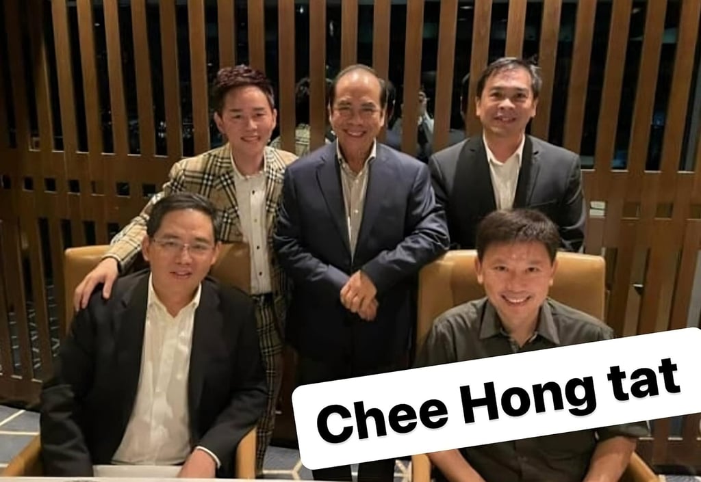 A photo circulated on social media shows Su Haijin (back row, far left) and Chee Hong Tat (front row, far right) at an event. Photo: Instagram/toxicstatenarrativeinsg