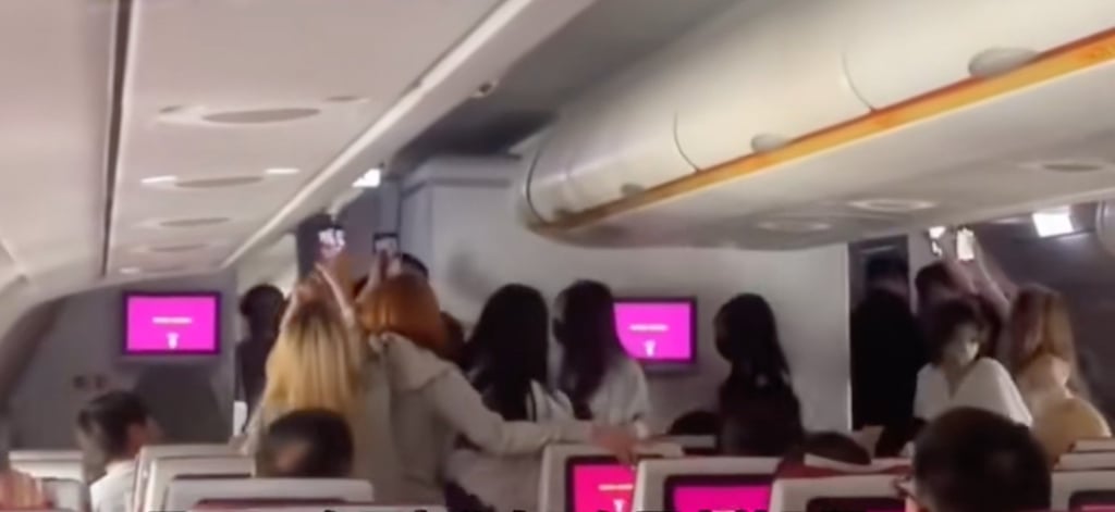 Footage shows the frantic fans swarming around the aircraft’s economy class cabin. Photo: QQ.com