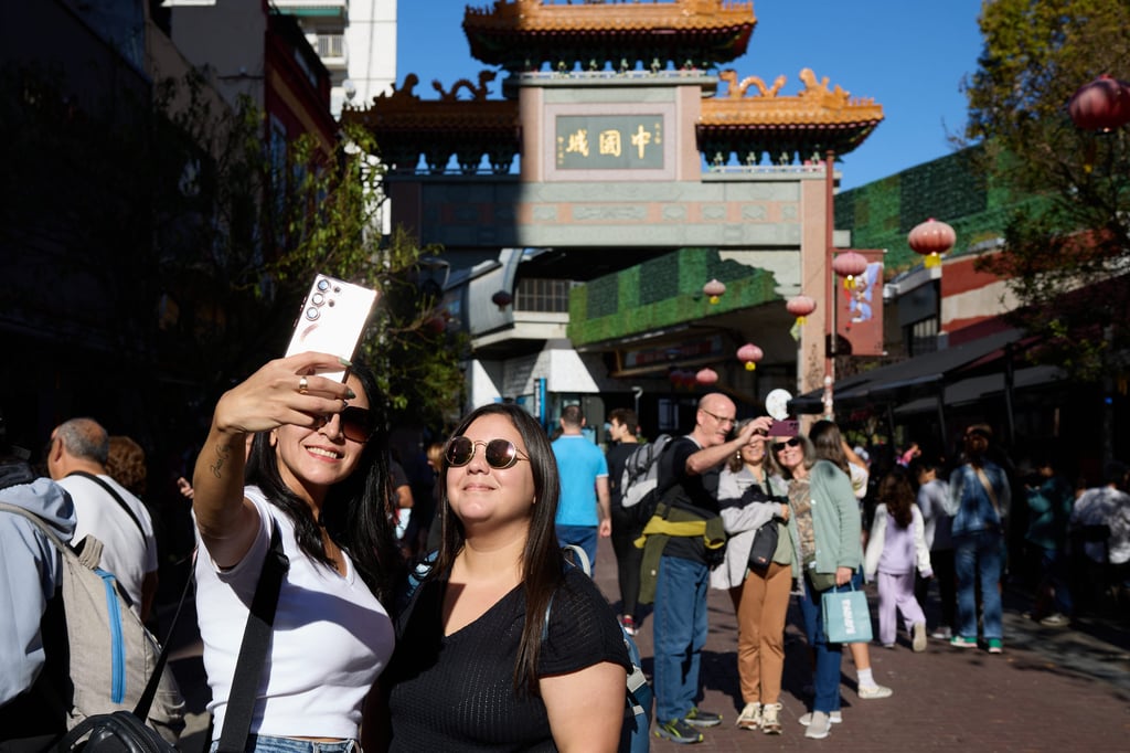 People take selfies in front of the archway of Chinatown in Buenos Aires, Argentina. Photo: Xinhua