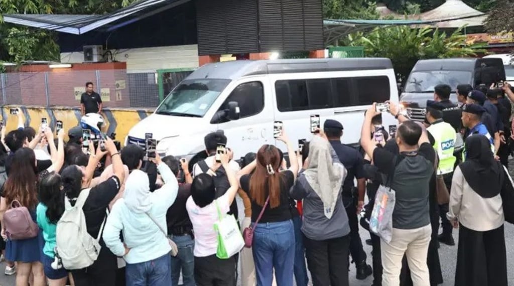 Malaysians wave goodbye to Fu Wa and Feng Yi. Photo: The Star