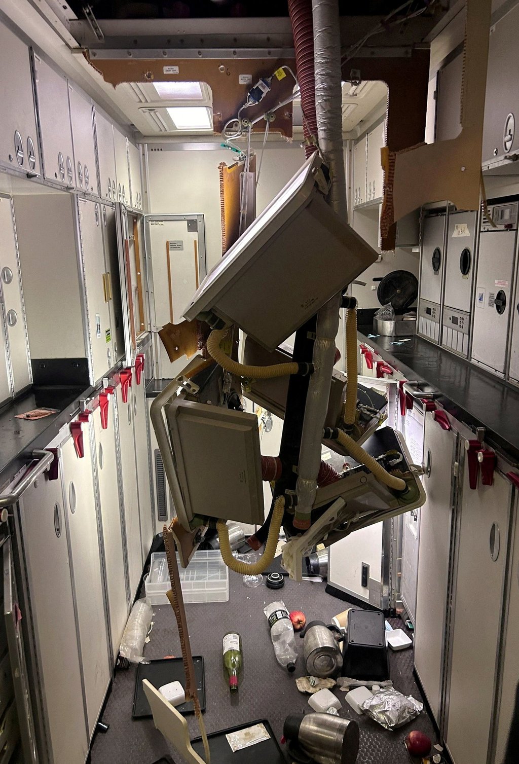 The interior of SQ321 after an emergency landing at Bangkok’s Suvarnabhumi International Airport on May 21 last year. Photo: Reuters