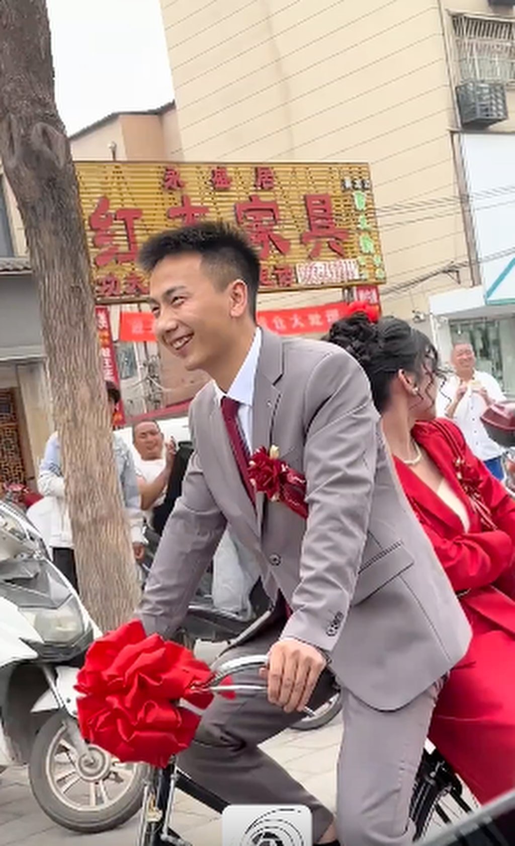 The happy couple turned heads along the wedding route with their unusual choice of transport. Photo: thepaper.cn