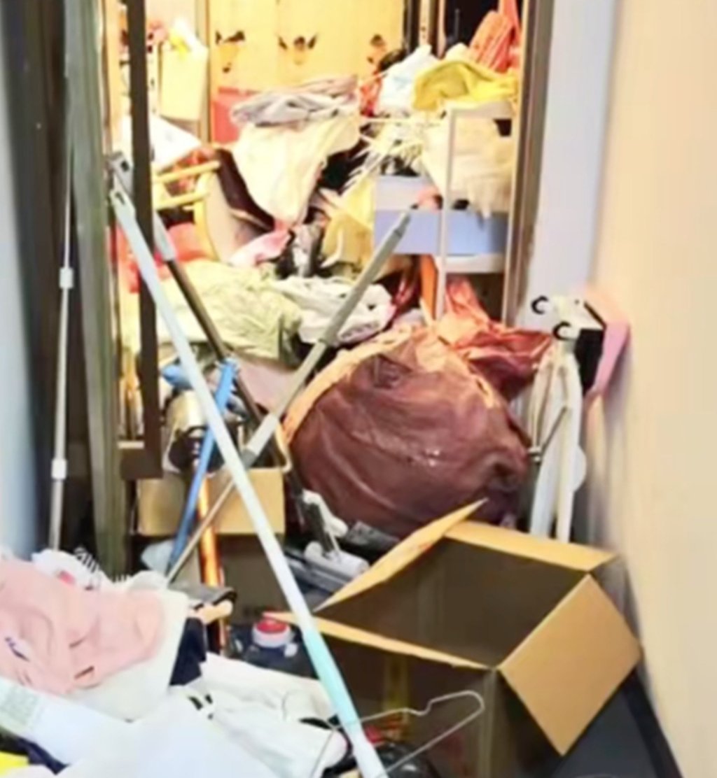 The corridor outside the woman’s home is strewn with all manner of rubbish. Photo: Douyin
