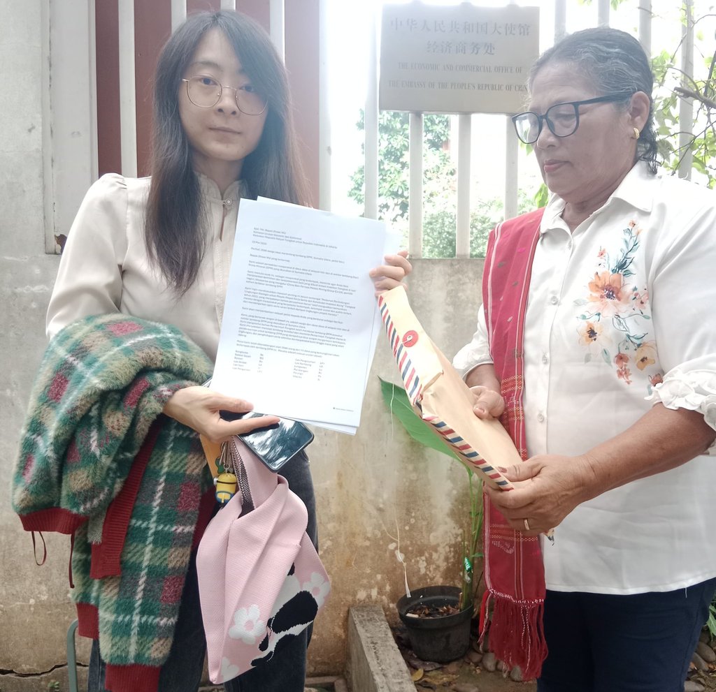 A Dairi resident delivers a petition to the Chinese embassy in Jakarta requesting Beijing to withdraw financial support for a proposed lead and zinc mine in the region on May 23. Photo: Monica Siregar