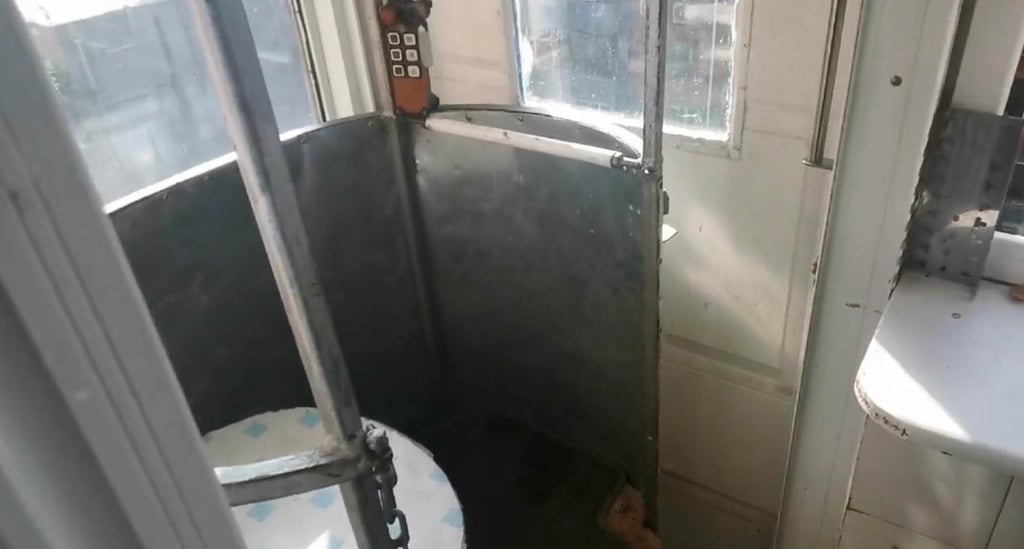 This compact lift is designed to accommodate only a chair, featuring a cable that connects Wang’s window to a lamp post situated on the street near his residential block. Photo: Baidu