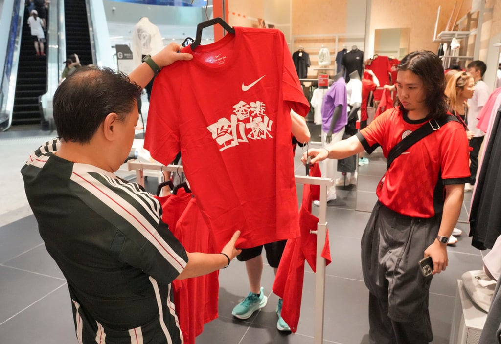 Fans check out jerseys and official merchandise hours. Photo: May Tse
