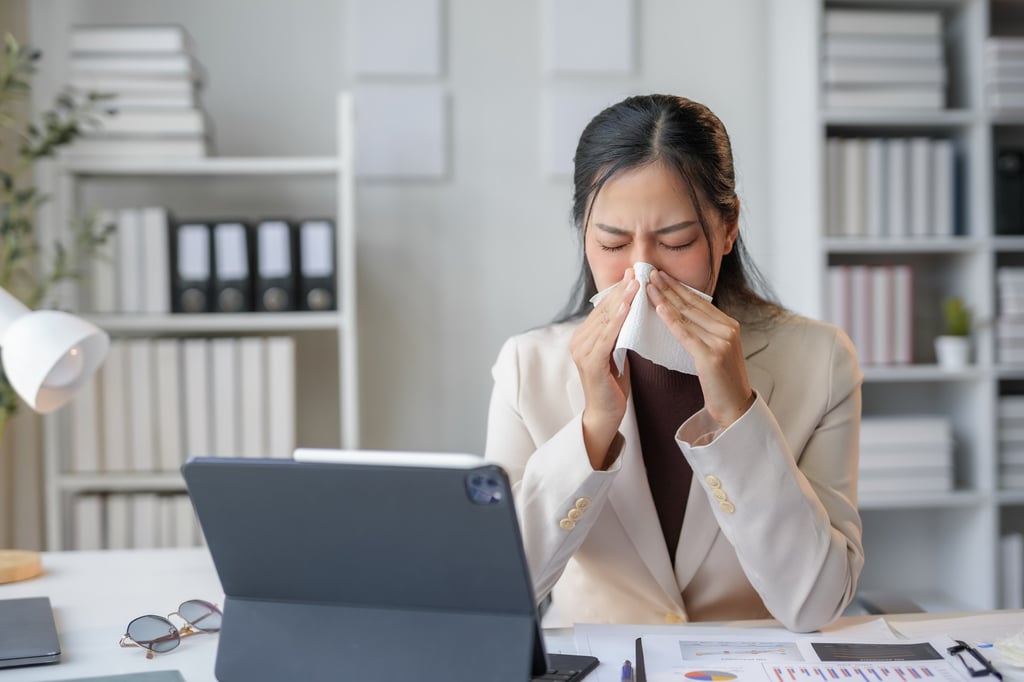 In her post, the employee mentioned that she developed a fever of 37.9 degrees Celsius and requested just one hour of sick leave from her HR supervisor. Photo: Shutterstock
